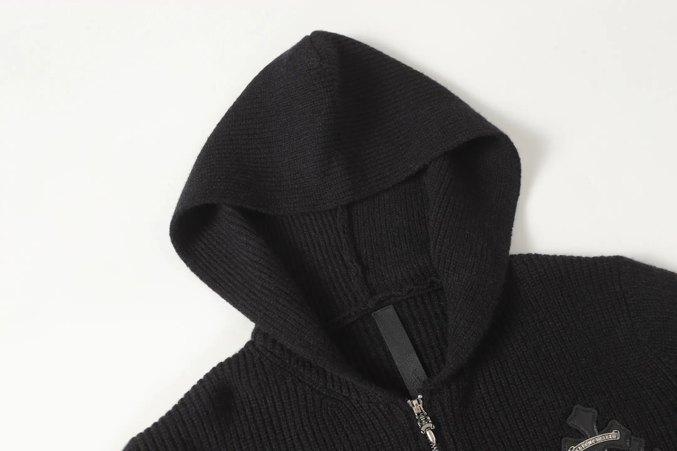 P300 #M905 model -Chrome Hearts/Chrome Hearts Heavy Industry Sanskrit appliquéd embroidered cardigan zipper knitted sweater -High weight, high density and high quality. The wool is soft, delicate and skin-friendly. It feels soft and silky. It has excellent warmth and skin-friendly properties.